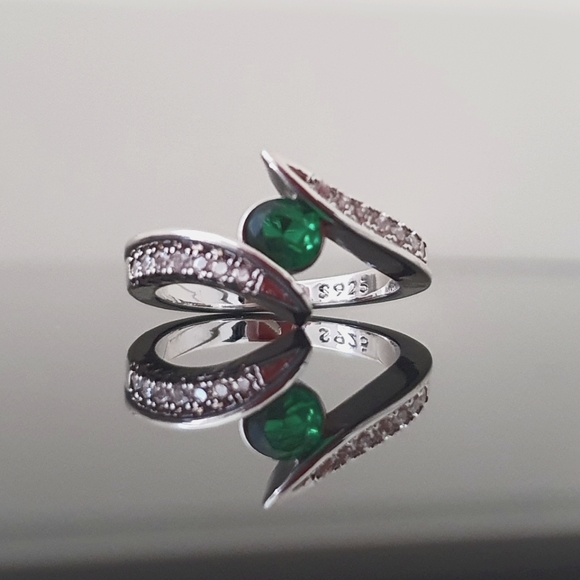 Pretty Small Green Round Diamond Ring - Picture 5 of 7